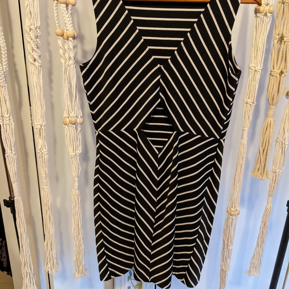 Keyhole Back Dress - Picture 2 of 3